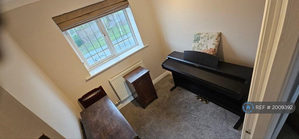 Single Bedroom/Office/Storage (1st Floor)
