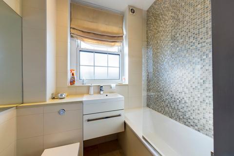 2 bedroom flat to rent, Devon Mansions, Tooley Street, London