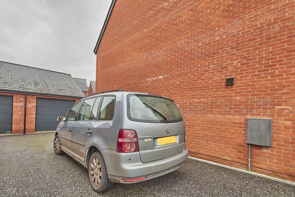 Garage & Parking