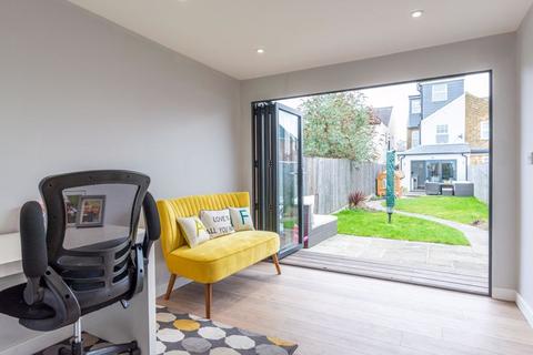 4 bedroom semi-detached house for sale, Sunbury Lane, Walton-On-Thames