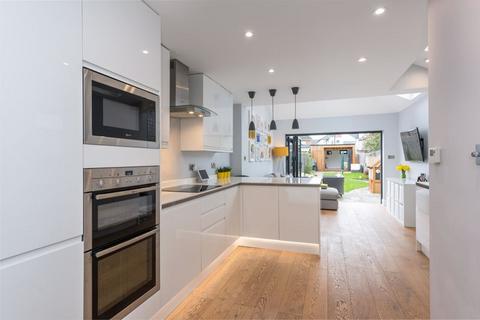 4 bedroom semi-detached house for sale, Sunbury Lane, Walton-On-Thames