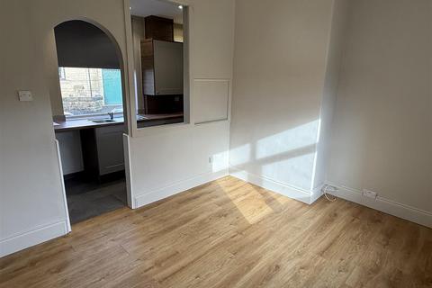 2 bedroom terraced house to rent, Grove Street, Mirfield WF14