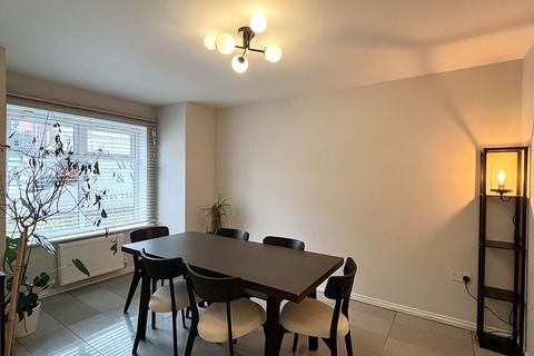 3 bedroom terraced house to rent, Mere Drive, Manchester