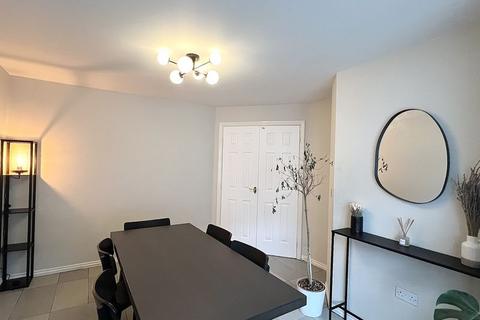 3 bedroom terraced house to rent, Mere Drive, Manchester