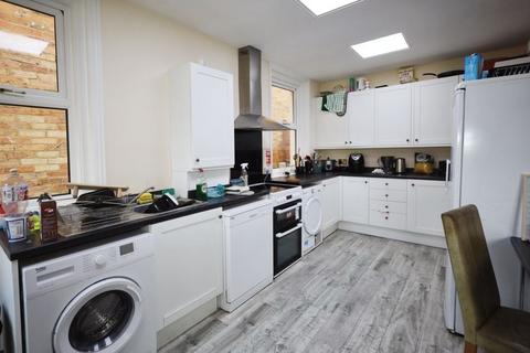 5 bedroom detached house to rent, Bingham Road, Bournemouth BH9