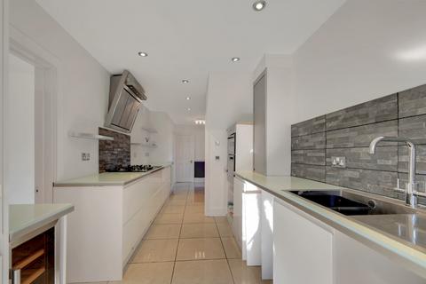 4 bedroom terraced house for sale, Yardeley, Basildon, Essex, SS15