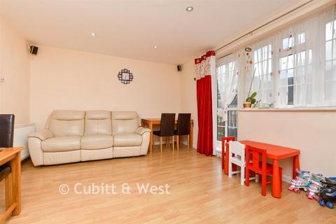 2 bedroom flat for sale, Preston Manor Road, Tadworth, Surrey