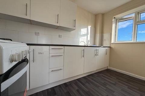 2 bedroom flat to rent, Pentland Road, Slough, SL2 1TL