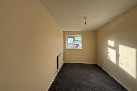 2 bedroom flat to rent, Pentland Road, Slough, SL2 1TL