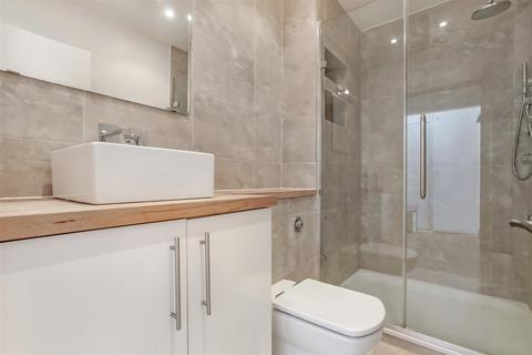 2 bedroom flat to rent, Winchester Road, London