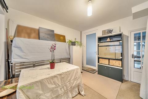 3 bedroom end of terrace house to rent, Sunnydene Road, Purley, CR8