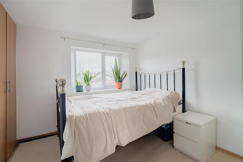 2 bedroom terraced house to rent, Chapman Way, Cheltenham