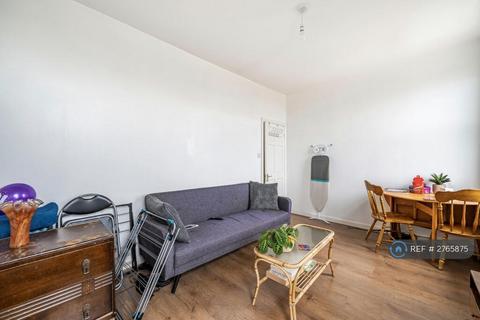 3 bedroom flat to rent, Eglinton Hill, London, SE18
