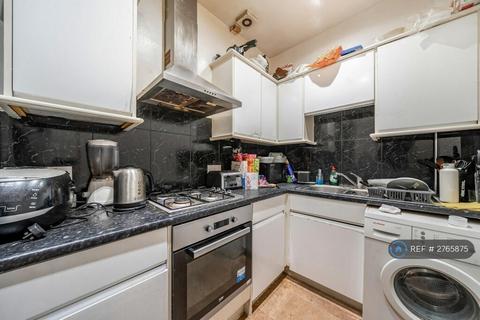 3 bedroom flat to rent, Eglinton Hill, London, SE18