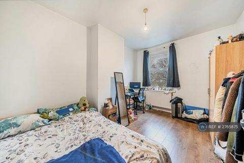3 bedroom flat to rent, Eglinton Hill, London, SE18