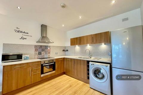 2 bedroom flat to rent, Mere House, Manchester, M15