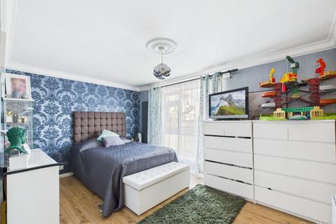 1 bedroom flat for sale, Holmbury Grove, Croydon