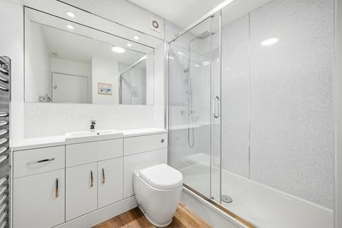 2 bedroom flat to rent, Henfield Road, SW19