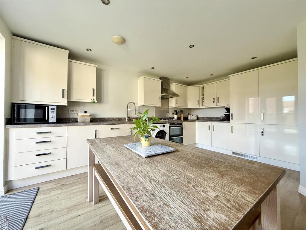 Kitchen2.jpg