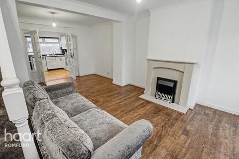 2 bedroom terraced house to rent, Gorseway, Romford