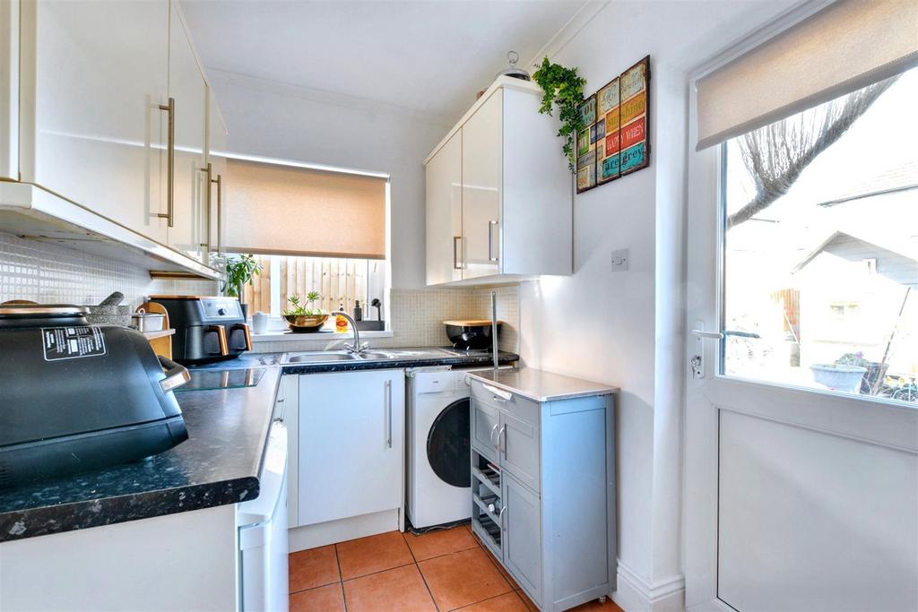 Kitchen 2.jpeg