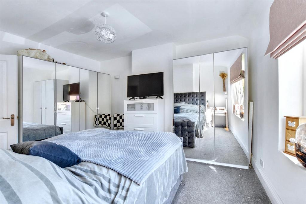 Bedroom 1 3.jpeg
