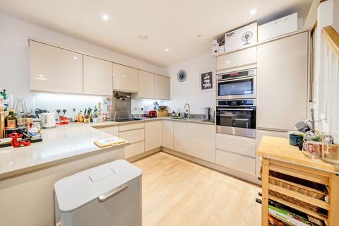 3 bedroom flat for sale, Boundaries Road, Balham, London, SW12