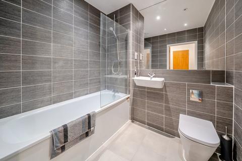 3 bedroom flat for sale, Boundaries Road, Balham, London, SW12