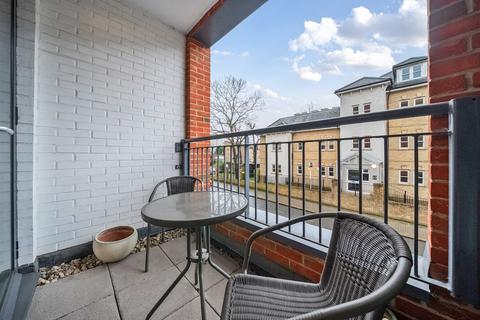 3 bedroom flat for sale, Boundaries Road, Balham, London, SW12