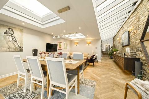 2 bedroom flat for sale, Rush Hill Road, London SW11