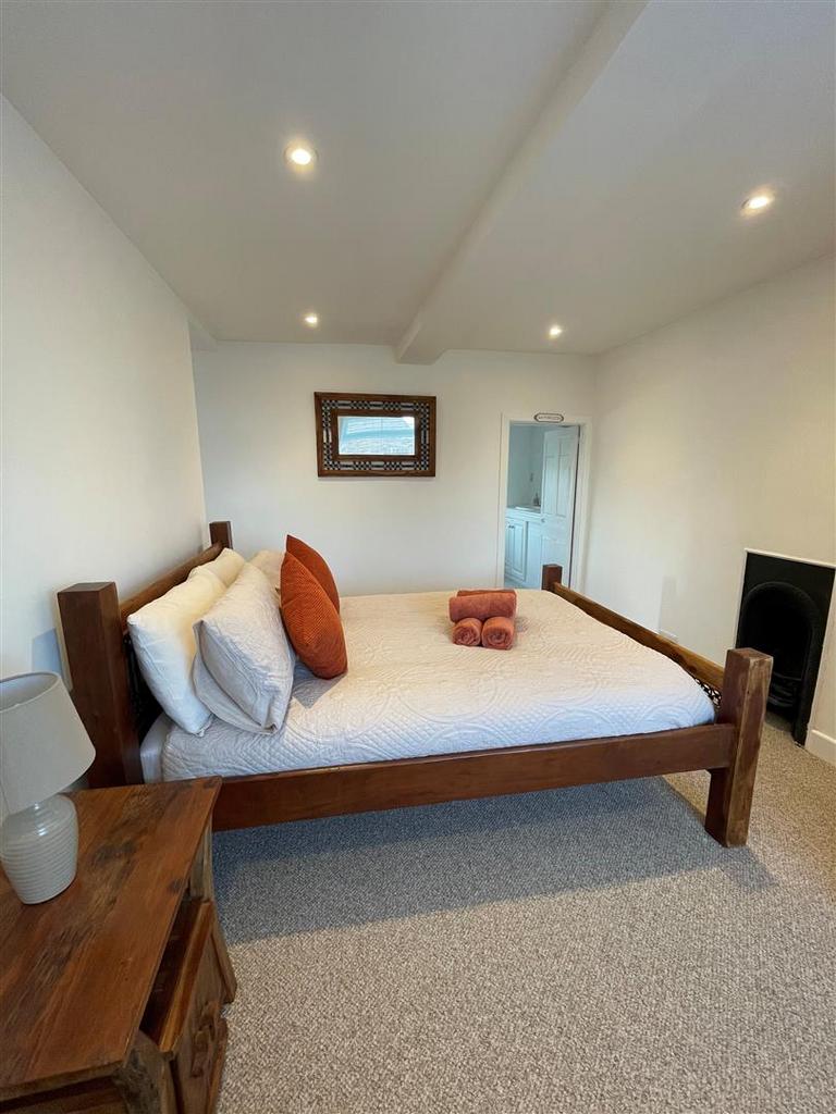 Bed 1.jpg