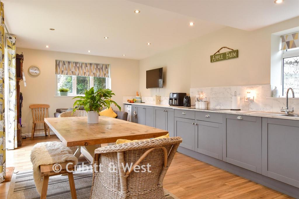 Kitchen/ Dining Room