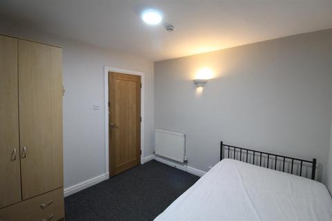 2 bedroom flat to rent, Colchester Avenue, Cardiff CF23