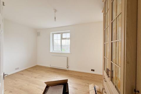 3 bedroom terraced house to rent, Dryfield Road, Edgware, HA8