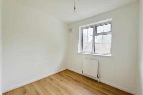 3 bedroom terraced house to rent, Dryfield Road, Edgware, HA8