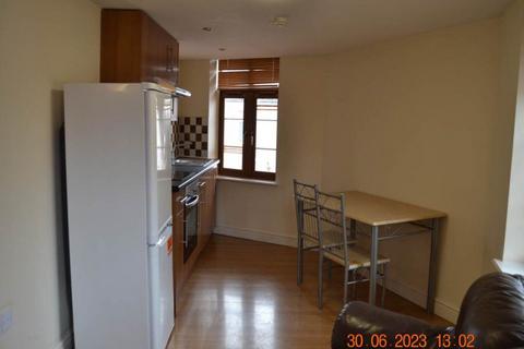 Flat to rent, Wyverne Road, CF24
