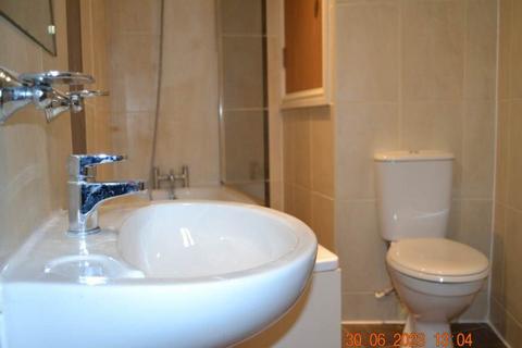 Flat to rent, Wyverne Road, CF24