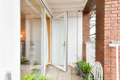 2 bedroom flat for sale, Hortsley, Seaford BN25