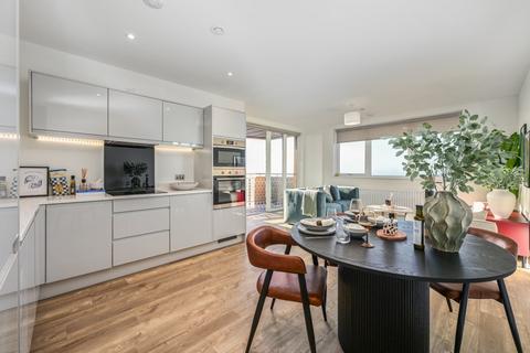 2 bedroom flat to rent, Elmsleigh Road, Staines TW18