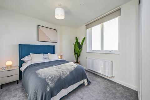 2 bedroom flat to rent, Elmsleigh Road, Staines TW18