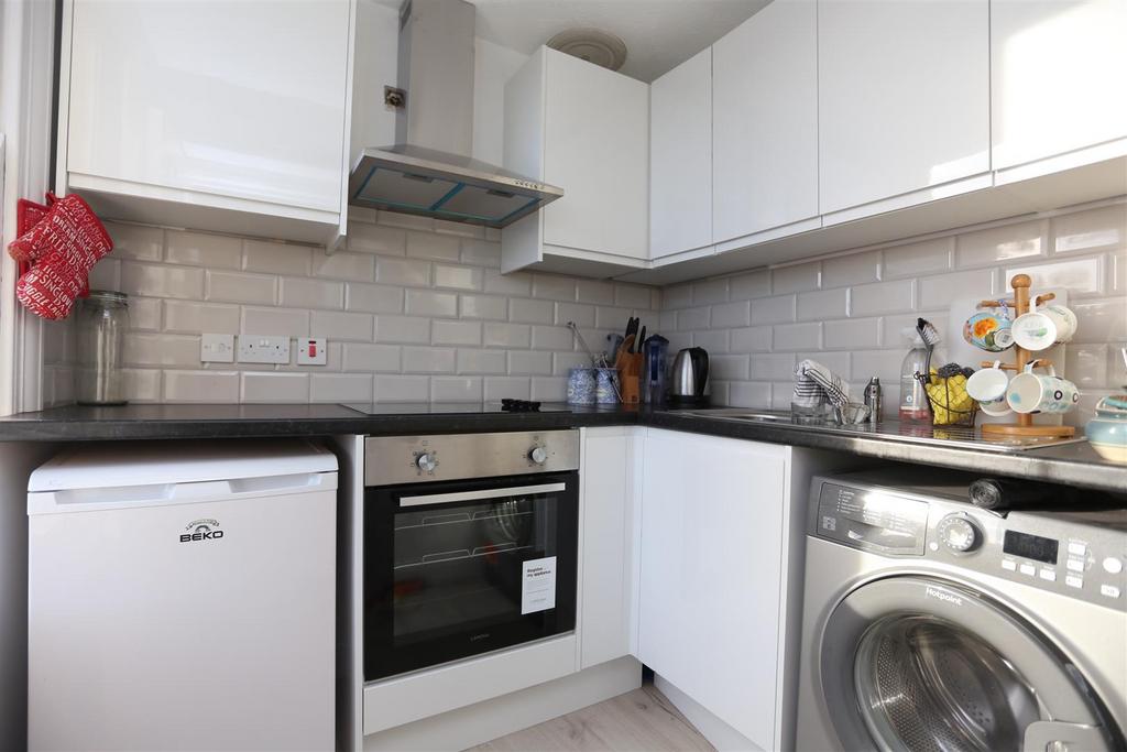 5, 93 Lorna Road Kitchen.JPG
