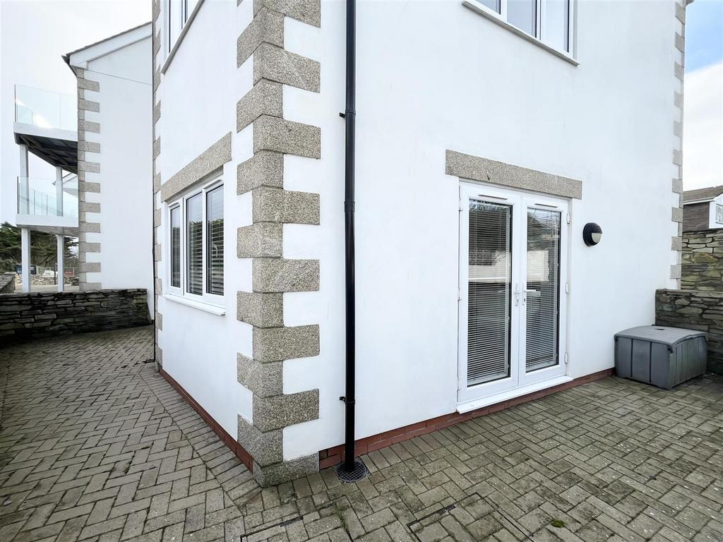Wraparound Courtyard