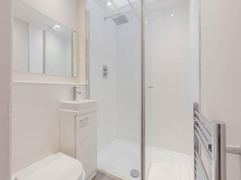 56070 Howe St -017