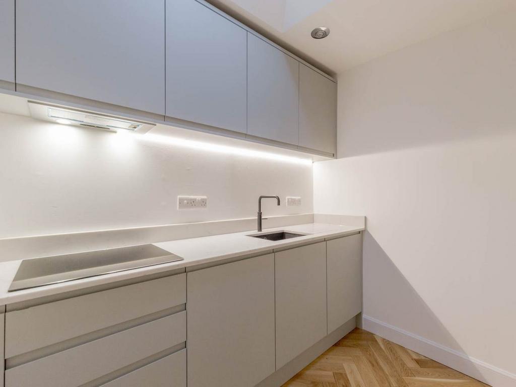56070 Howe St -007