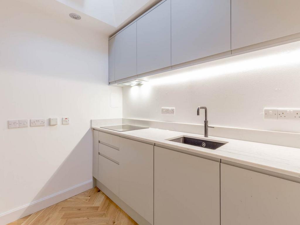 56070 Howe St -008