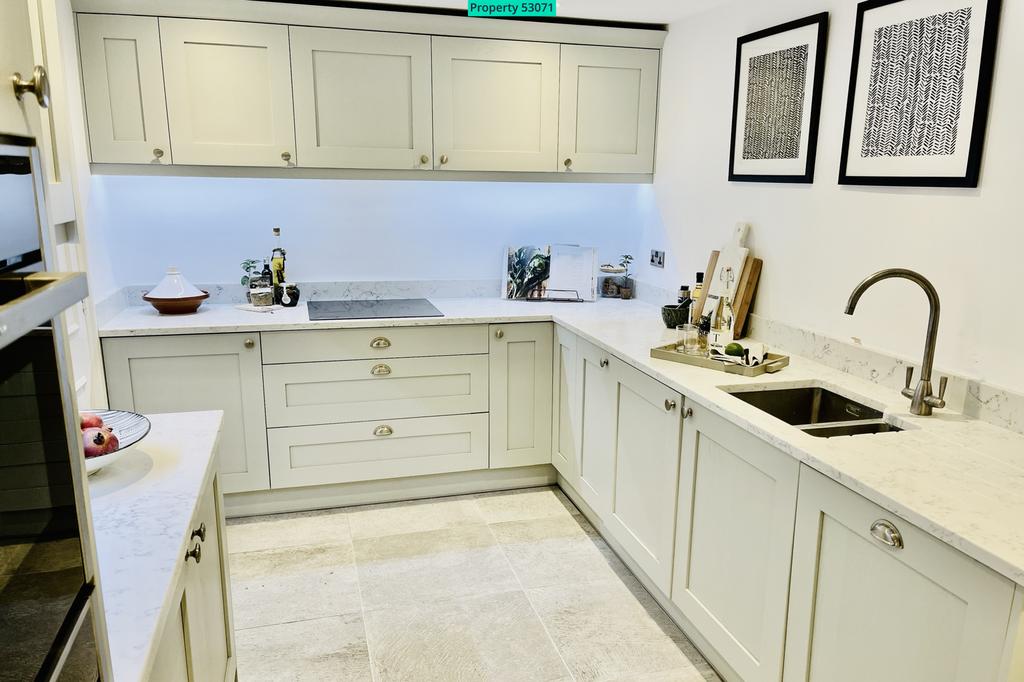Fully fitted kitchen