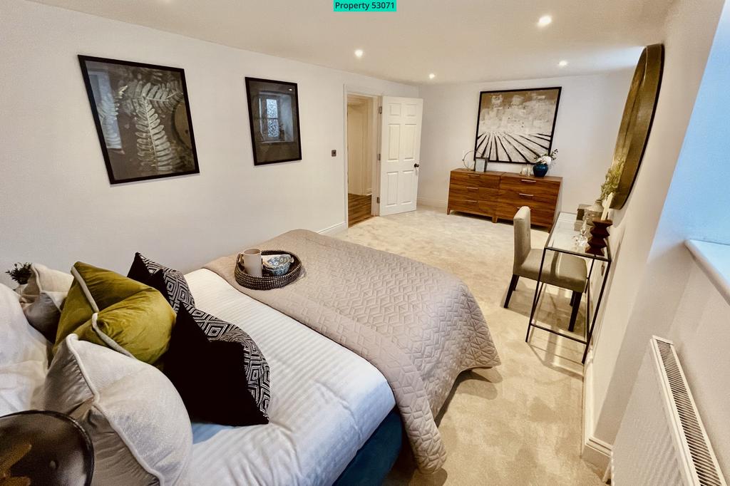 Main Bedroom (5.8m x 3.2m)