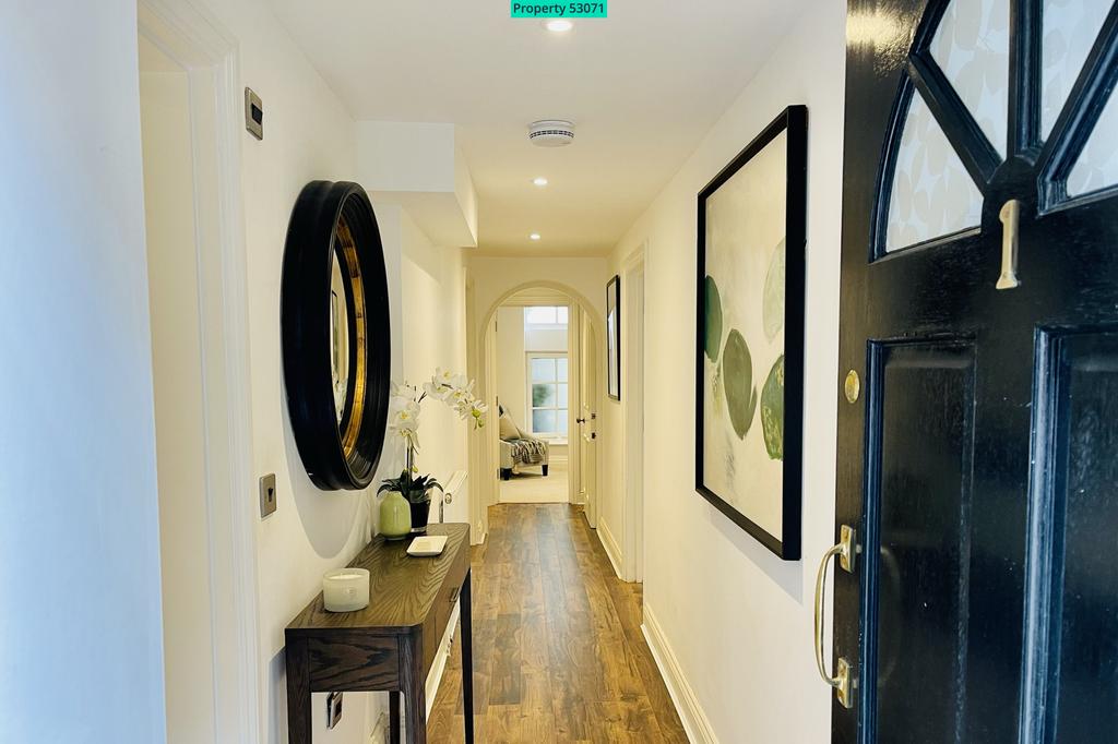 Private Street Entrance (Maisonette Feel)