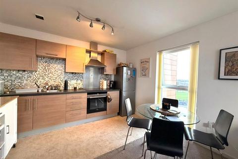2 bedroom flat to rent, Stillwater Drive, Manchester