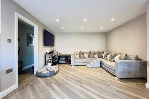 3 bedroom flat for sale, Framlingham Crescent, London SE9